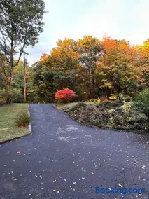 Cayuga lake cottage with private lake access - Image 4