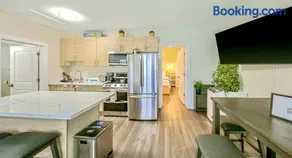 DT Stylish & Newly Renovated Home 2BR Sea Tac 6 Miles with AC - Image 1