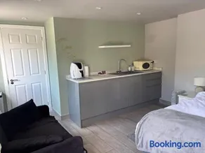 Studio Apartment - Image 4