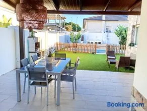 Chalet con jardin privado y piscina para disfrutar con la familia y amigos - Image 1