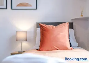 5BR House, Sleeps 10 guests - Free Parking - Business & Contractor Stays - Image 3
