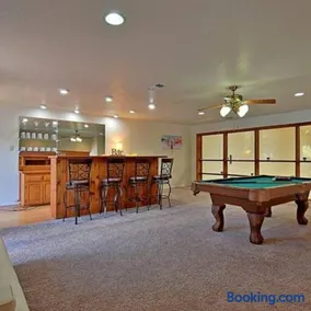 Mansion on 5ac with pool and indoor court, 5bdr, sleeps 14 - Image 4