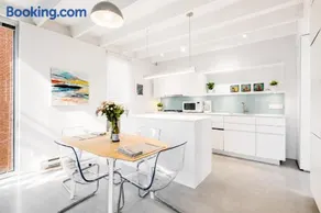 Modern, Bright & Central 1-Bed Downtown Apt close to Rogers Arena - Image 2