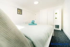 Charming Apartment in the Church near Canary Wharf - Image 5