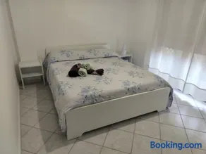 Apartment with private parking spot in Oristano's city center - Image 1