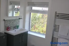 Exeter, Modern 3 double bedrooms, 3 bathrooms, with free parking - Image 2