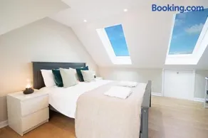 Stylish Salcombe Townhouse - Walk to Beach & Town, Garden, Log Burner, Pet-Friendly & 2 Free Parking Spaces - Sleeps 6 - Image 3