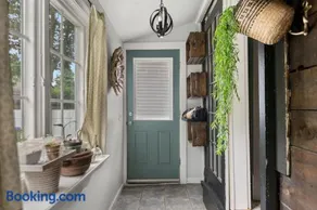 Charming Centrally Located Seaside Retreat - Image 5
