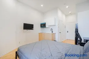Magnificent Studio with FREE parking near downtown - Image 2