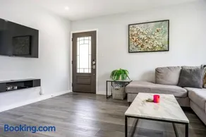 Adorable 2BR-2BA House with EV & Free Parking and Family Friendly in Los Angeles - Image 3