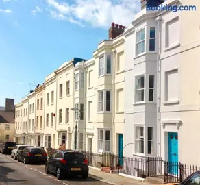 Lovely 4 bed house 200m from the beach - Image 2