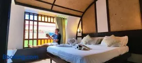 Traditional Houseboat - Image 3