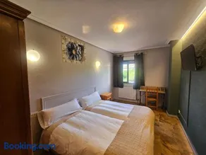 Hostal Restaurante Las Cavenes Del Cabaco - Image 3