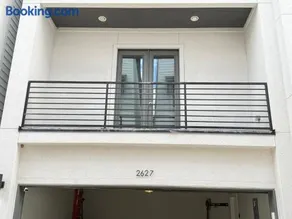 3BR Gated Townhome Near Med Center & Downtown - Image 1