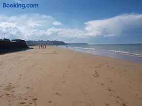 Appartement F1 mansardé à 100m de la plage, proche de Arromanches et des plages du Débarquement - Image 2