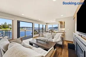 Luxury Waterfront Home walk to Downtown Gig Harbor - Image 3