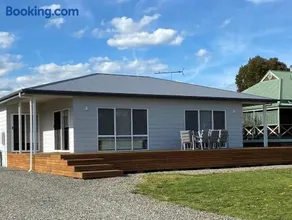 Banksia Lakeview Retreat - Image 5