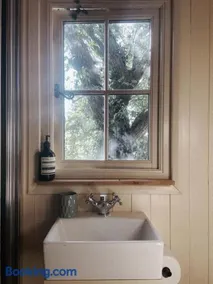 Pet Friendly Shepherd's Hut Sleeps 2 with Hot Tub - Image 5
