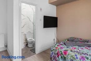 Unique 3 Bedrooms, 3 Ensuite, FREE WiFi, Private Parking - Image 5