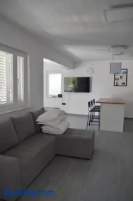 Isla Lux Apartment - Image 4