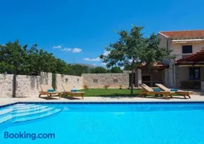 House with a Spacious Garden and Swimming Pool - Image 2
