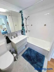 Spacious Apt with pool & parking - Image 2