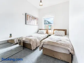 Lush apartments, Pool Table, Netflix, Parking, Long Term Discounts - Image 5