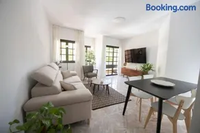 Comfortable Centric Apartment Steps from the Beach - Image 1