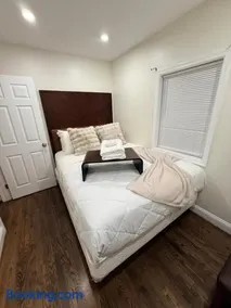 Spacious 5 bedroom single family home sleeps 12 with driveway near DC - Image 3