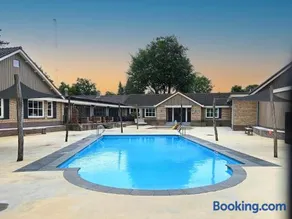 Chalet Kieftveen with hot tub for four Person - Image 2