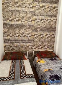 Espace vert avec logement familial et piscine privée terrasse - Image 2