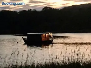 Cabane Flottante Romantique Guerlédan Floating Lake Retreat - Image 5