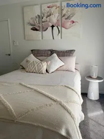 Tranquil Retreat - Your Own Room in a Peaceful Modern Shared House in Warner Lakes - Image 2
