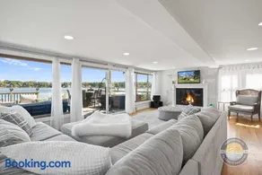 Lakefront Retreat With Hot Tub - Image 3