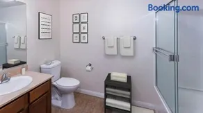 LALA House -1Br with Free Parking, Pool, Laundry - Image 5