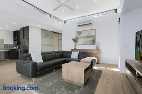 Ebden Lake House- Laid-back Luxury with Lake Views - Image 3