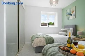 Detached House • Driveway Parking • Fast WiFi • Smart TV • Self-Check-In • Yoko Property - Image 4