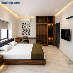 luxury Rooms with Rooftop Swimming pool Ratanada - Image 1