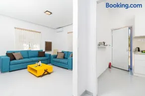 Blue Violet Apartment - Image 5