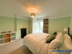 Spacious 4BR Retreat for 8 With Parking - Image 1
