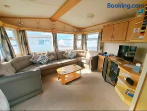 Plum 1 a 3 bed 8 berth luxury static caravan, bedding included, best plot closest to Sealands Family Clubhouse on Coral Beach short walk to rides and beach in Ingoldmells - Image 1