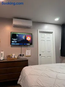 Basement room with its own private bathroom - Image 5