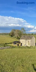 PRIVATE LUXURY Barn Stay with Hot Tub and OUTDOOR ENTERTAINMENT, YORKSHIRE DALES SLEEPS 10! - Image 4