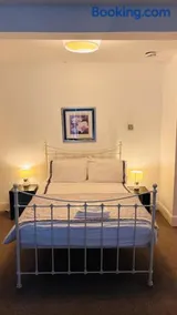 Private Ensuite Room with Bay Window, Free Parking and Fast WiFi - Image 1