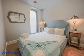 Sun-Filled 1BR Steps from Public Garden - Image 1