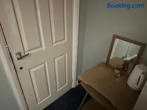1 bedroom in 3bed house - Image 5