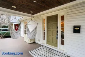 The Butler Bulldog Bungalow - Game Room - Luxe - Family Friendly - Image 4
