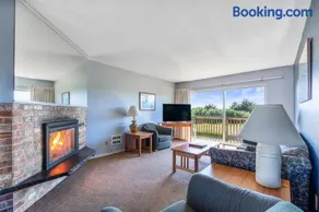 1-Bedroom Family Suite for 6 with Kitchen - Pool and Hot Tub - Image 2
