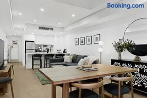 Designer 1-Bed Apartment with Balcony - Image 5