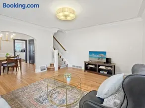 Modern 3BR Duplex Side A Near Drake University - Image 2